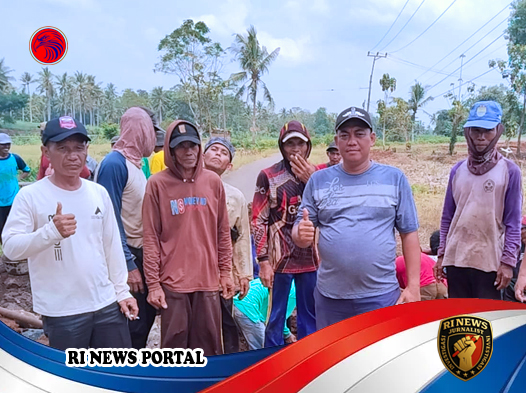 Warga Muara Bungur Lampung Timur Bangun Jembatan Swadaya