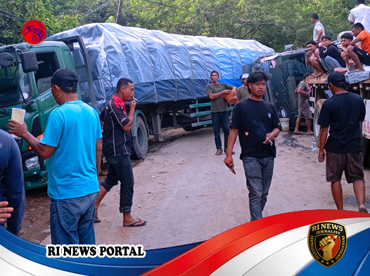 Akibat Dua Kontainer Terperosok Berturut-turut