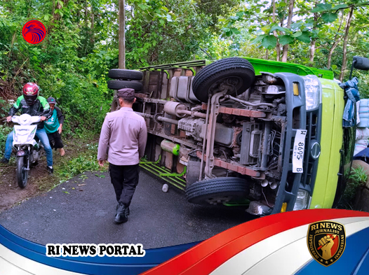Kecelakaan Truk Muatan Plastik di Wonogiri