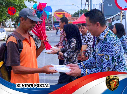 Nasi Kotak untuk Tukang Becak dan Warga Sekitar