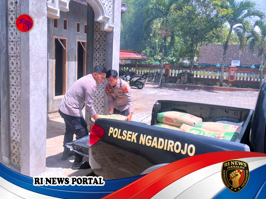 Polsek Ngadirojo Salurkan Bantuan Semen untuk Renovasi Musholla Sekolah Dasar di Wonogiri