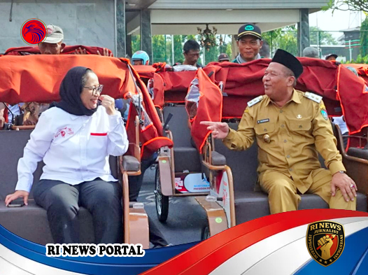 Prabowo Subianto Salurkan 100 Becak Listrik dari Dana Pribadi untuk Lansia Pengayuh Becak di Jombang