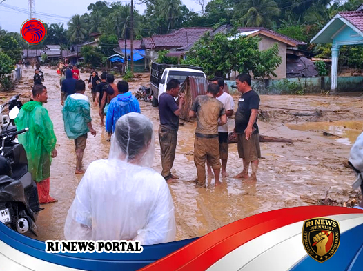 Ratusan Warga Mengungsi dalam Lumpur dan Duka