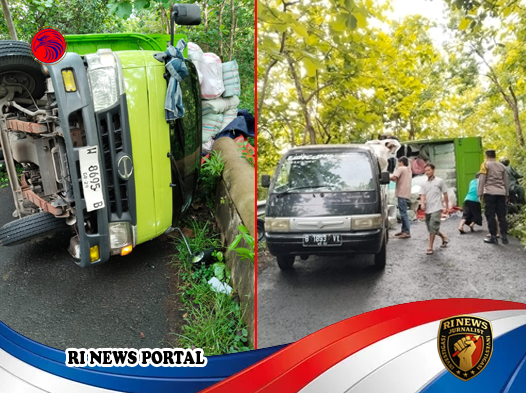 Truk Bermuatan Plastik Terguling di Tanjakan Alas Tunggangan Jatiroto