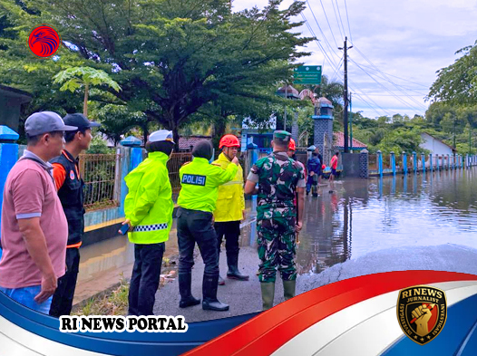 Respons Cepat Polres Gunungkidul terhadap Genangan Banjir Akibat Cuaca Ekstrem di Tanjungsari