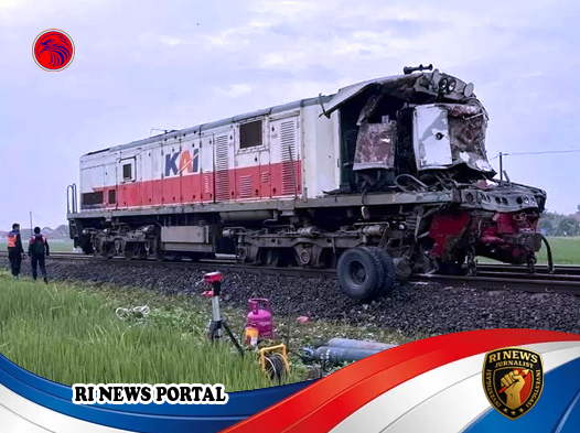 Lokomotif KA Menoreh Anjlok Usai Bentur Truk Tangki di Perlintasan Tak Terjaga Cirebon