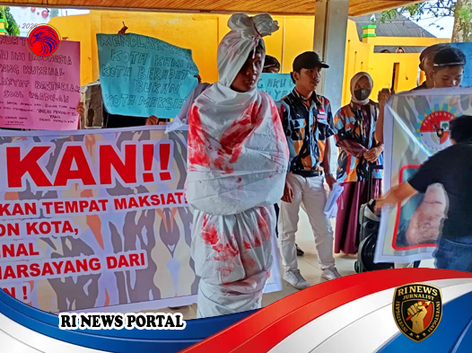 Mahasiswa Unjuk Rasa Bawa Pocong di DPRD Padangsidimpuan