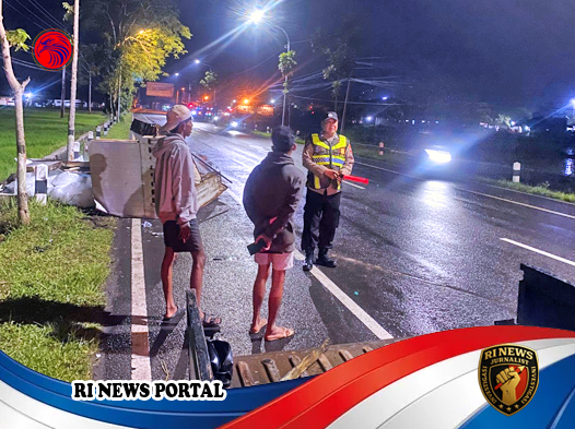 Mobil Grand Max Terguling di Selogiri akibat Pecah Ban