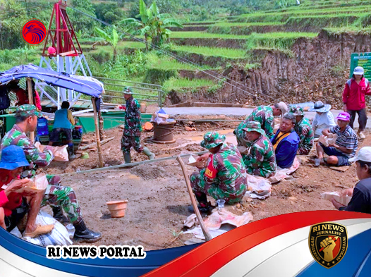 Momen Silaturahmi di Tengah Pembangunan Jembatan Gantung Garuda