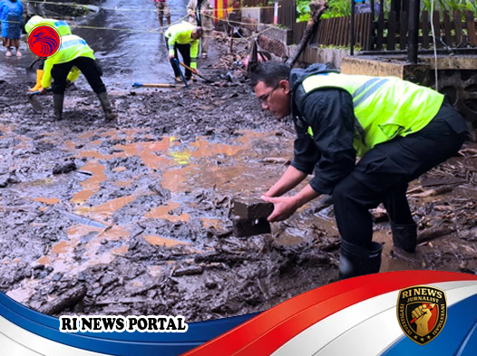Personel Polres Tegal Bahu-membahu Bersihkan Lumpur Pascabanjir Bandang di Guci