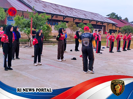 Polisi Desa Melawi Bimbing Siswa SMA Bangun Disiplin