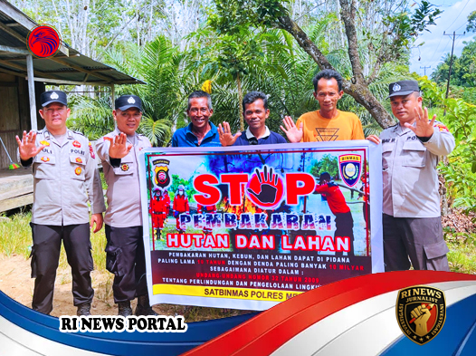 Polisi dan Warga Melawi Rajut Komitmen Bersama Lawan Karhutla di Tengah Terik Matahari