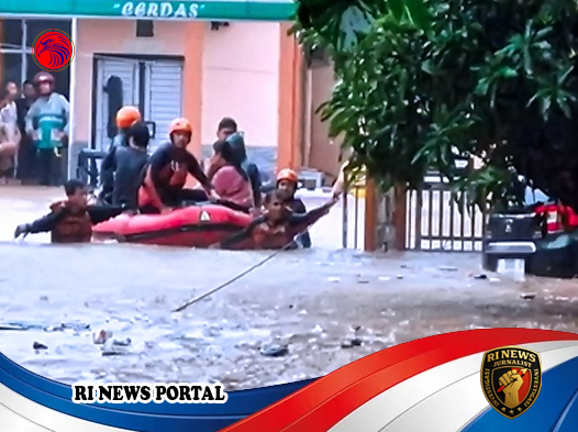 Respons Cepat Tim Penyelamat di Tengah Ancaman Banjir Berulang di Padang
