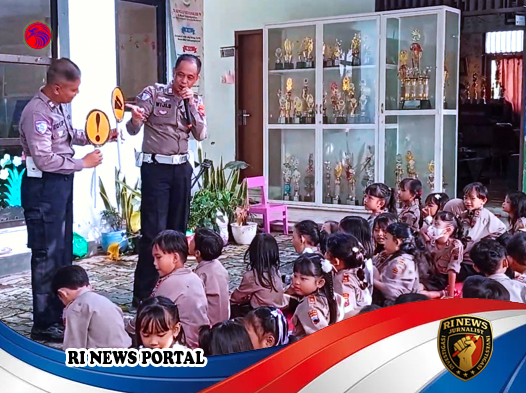 Anak TK Belajar Tertib Lalu Lintas Sambil Bermain Bersama Polisi Sahabat