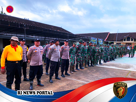 Gotong Royong di Tengah Hujan
