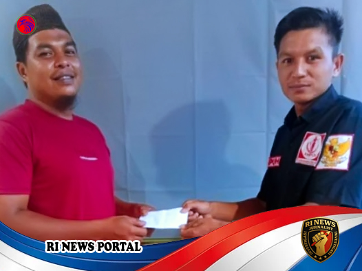 Ketua AMPUH Tabuyung Serahkan Bantuan untuk Mesjid Dewan Dakwah