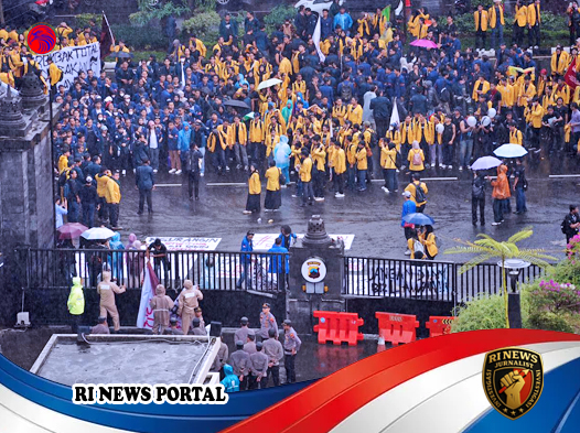 Mahasiswa Semarang Raya Gelar Aksi Damai di Depan Mapolda Jateng