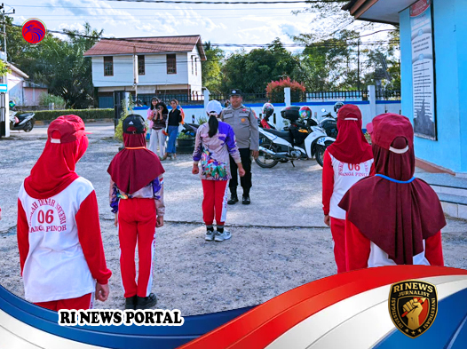 Polisi Cilik di Halaman SD Negeri 6 Nanga Pinoh