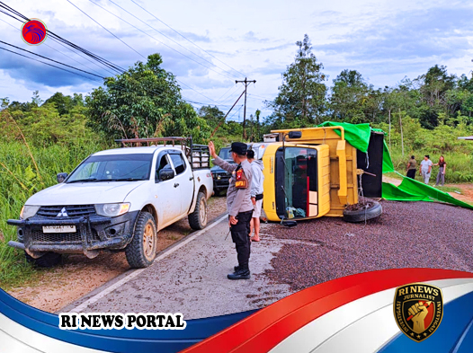 Polisi Sigap Bersihkan Jalan hingga Larut Malam