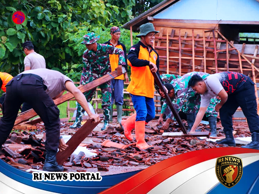 Sinergi Aparat dan Masyarakat Pulihkan Kehidupan Pasca Angin Kencang