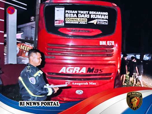 Bus Hino Agra Mas Keluar Jalur