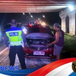 Heroik di Tengah Kobaran Api Petugas Polisi Salatiga Padamkan Kendaraan Terbakar di Tol KM 459B