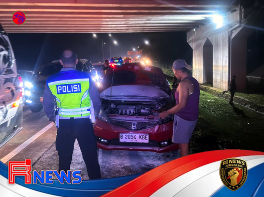 Heroik di Tengah Kobaran Api Petugas Polisi Salatiga Padamkan Kendaraan Terbakar di Tol KM 459B