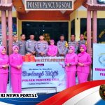 IPTU Hendra Bagikan Takjil Gratis bagi Pengendara di Depan Mapolsek Pancung Soal