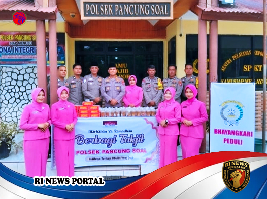 IPTU Hendra Bagikan Takjil Gratis bagi Pengendara di Depan Mapolsek Pancung Soal