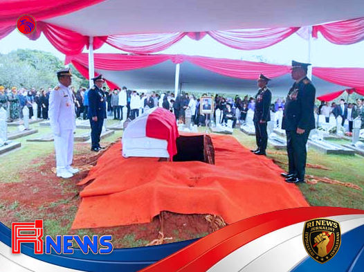 Juwono Sudarsono Dimakamkan dengan Upacara Militer di TMP Kalibata