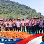 Kapolres Melawi Turun Langsung ke Ladang