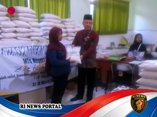 MTsN 1 Klaten Kembali Gelar Tradisi Berbagi Zakat Jelang Idulfitri 1446 H