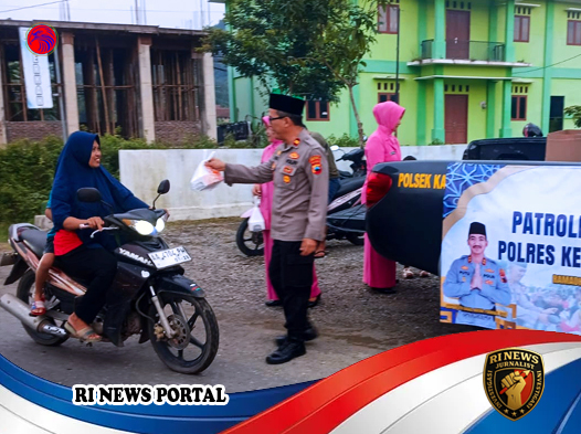 Patroli Ngabuburit Karangsambung Bagikan 100 Paket Takjil