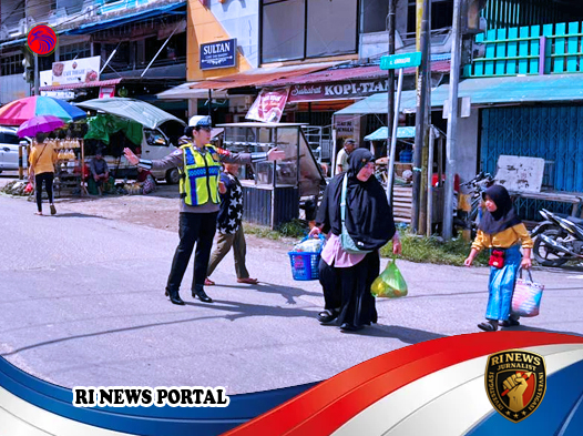 Polwan Sigap Brigpol Theresia Monikawati Jadi Penyejuk di Tengah Kemacetan Jelang Idul Fitri 1447 H di Nanga Pinoh