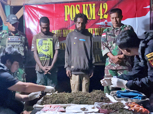 Satgas Pamtas Yonif 403-WP Gagalkan Penyelundupan 2 Kg Ganja di Perbatasan RI-PNG