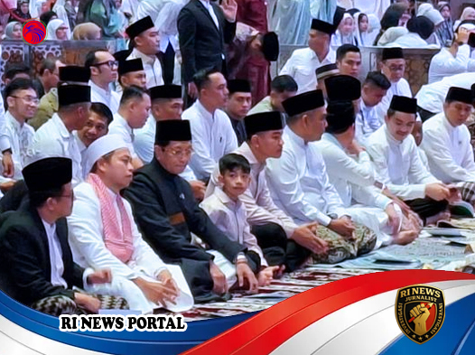 Wakil Presiden Gibran Rakabuming Raka Menyapa Masyarakat Lewat Swafoto Usai Salat Idul Fitri di Istiqlal