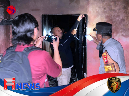 Api Menjilat Warung di Pinggir Sungai