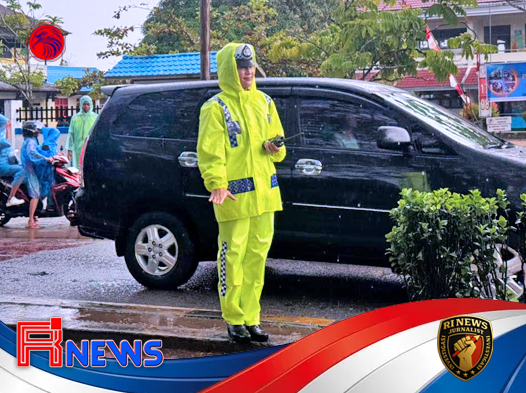 Hujan Deras Tak Surutkan Dedikasi Polisi Lalu Lintas