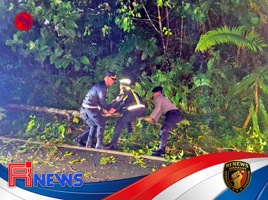 Kesigapan Polisi di Tengah Badai