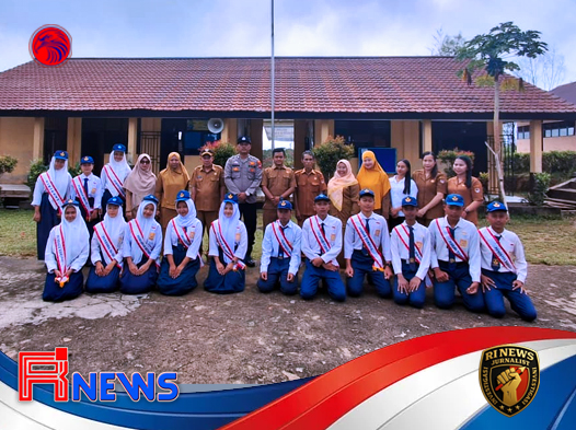 Polisi Jadi Pembina Upacara di SMP Nanga Pinoh