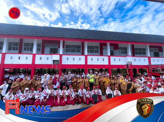 Polwan Polres Melawi Jadi Pembina Upacara di SD