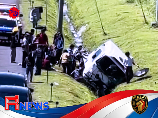 Tabrak Ban Cadangan Lepas di Tol Semarang-Solo Minibus Elf Oleng dan Terjun ke Parit