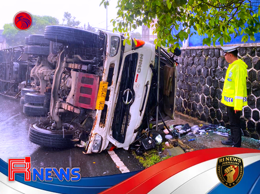 Truk Muat Jagung Terguling di Tanjakan Simpang Tugu 45 Wonogiri