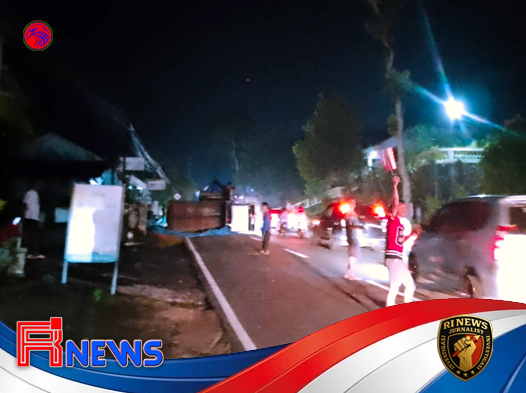 Truk Pengangkut Snack Tergelincir di Tikungan Licin Jatisrono