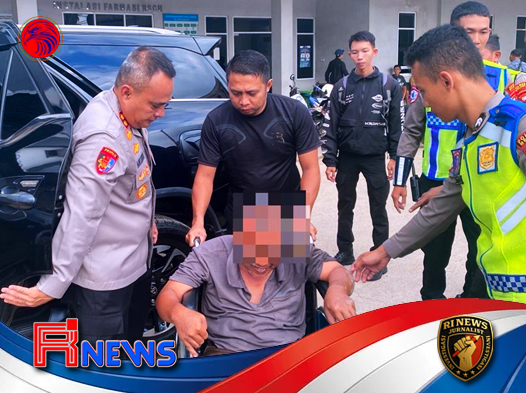 Kapolres Melawi Sigap Evakuasi Korban Kecelakaan Tunggal di Tengah Perjalanan Dinas