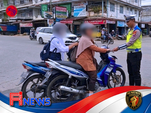 Polisi Lalu Lintas Melawi Pinjamkan Motor Pribadi agar Siswa SMP Tak Terlambat ke Sekolah