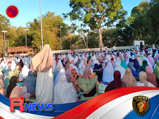 Suasana Tanah Lapang Berubah Menjadi Lautan Manusia yang Berpakaian Muslim dan Muslimah
