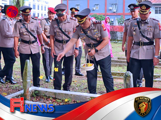 Mengheningkan Cipta di Makam Pahlawan
