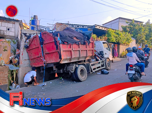 Truk Sampah Rem Blong Tabrak Pagar Warga