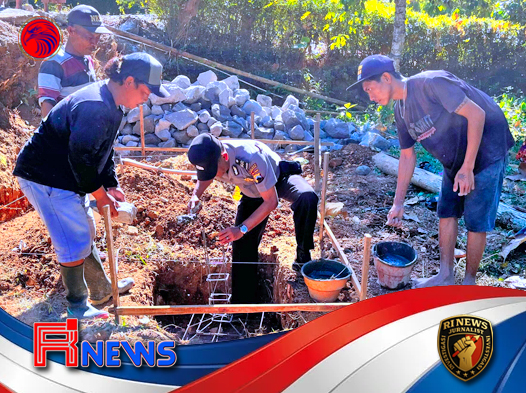 Gotong Royong Polri dan Masyarakat Bangun Pos Kamling di Wonogiri